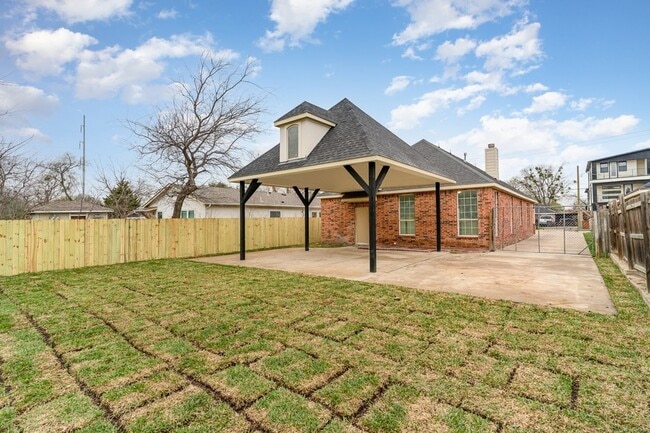 Building Photo - 2422 Vagas St