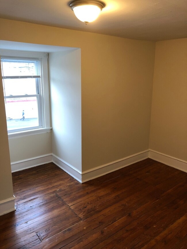 Building Photo - 654.5 Columbia Ave