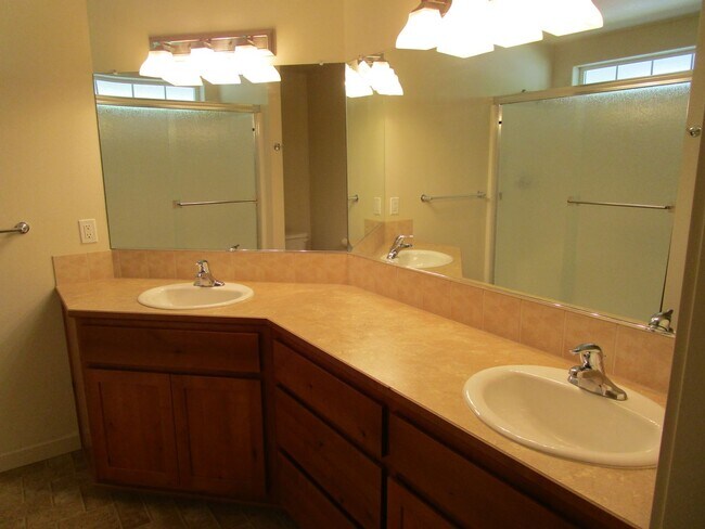 Building Photo - 3 Bedroom, 2 Bathroom on Corner Lot in Subdivision in North Prineville - Available Now!