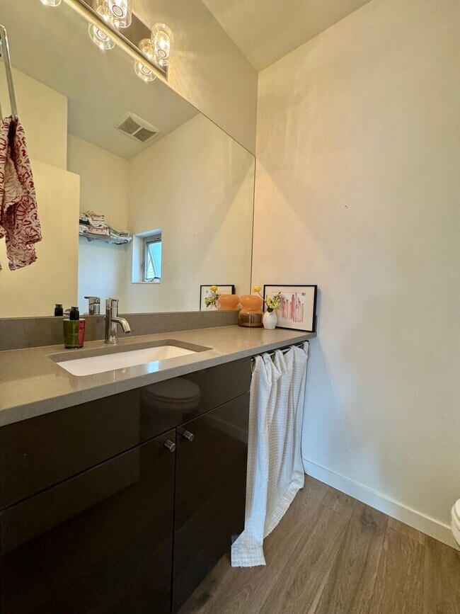 Building Photo - Ballard Townhome