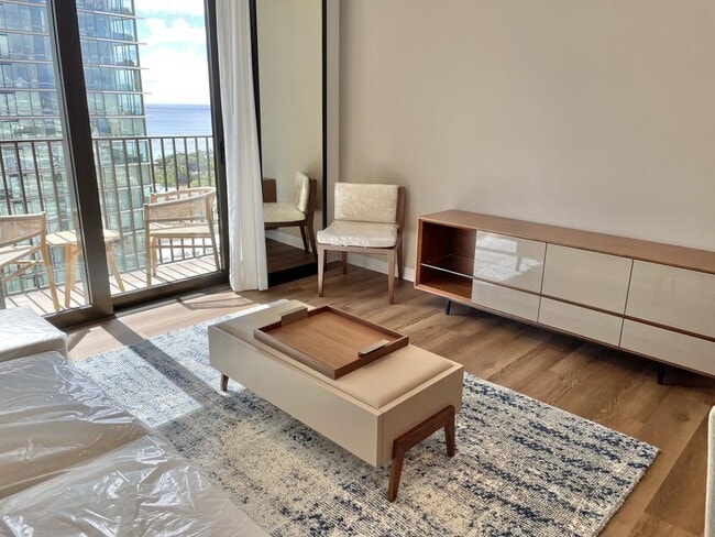 Building Photo - 987 Queen St