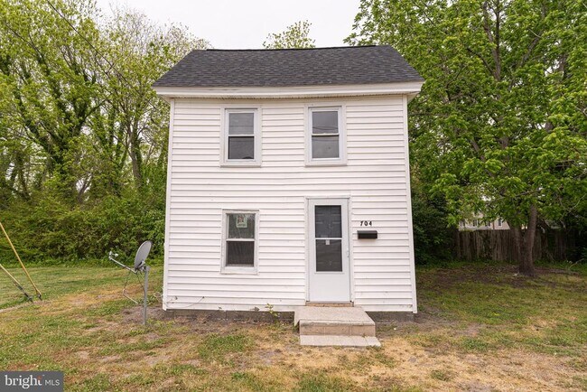 Building Photo - 704 5th St