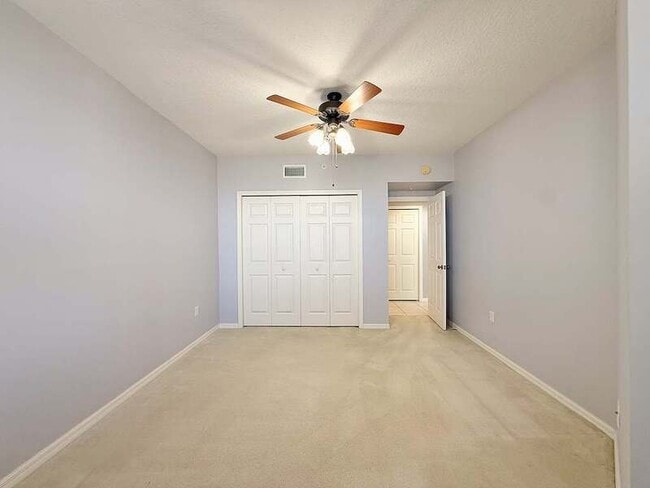 Building Photo - 1200 Country Club Dr