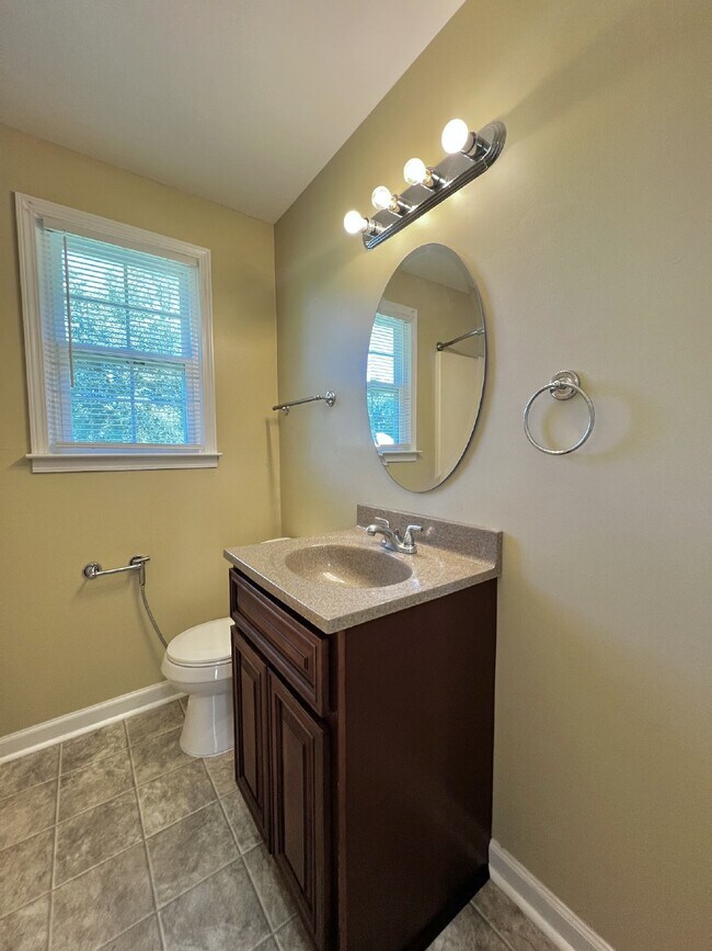 Building Photo - 562 Jacquie Dr