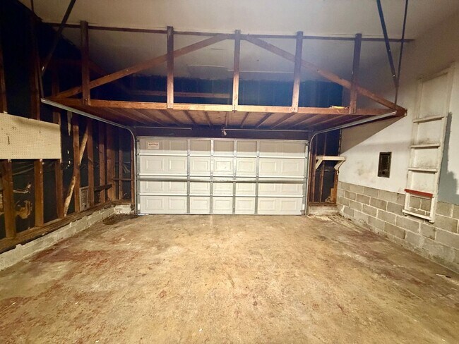 Building Photo - Nice Split Level Home in Huntsville! Fenced Yard and 2 car garage!