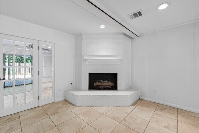 Building Photo - 6222 Creekbend Dr