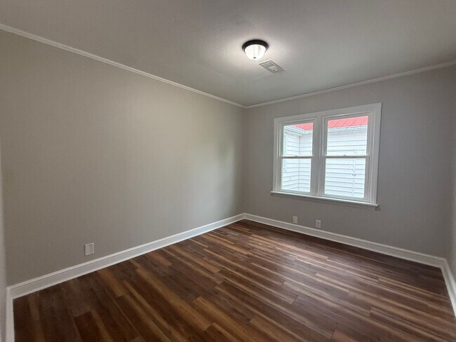 Building Photo - 4 Bedroom 1 Bathroom Home Located in Greeneville, TN