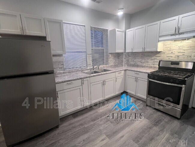 Building Photo - 1311 E Columbus Dr