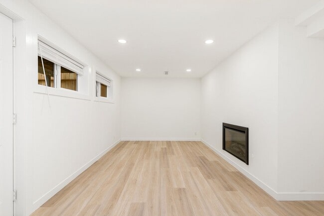 Building Photo - Gorgeous Fully Renovated 5 Bedroom Redmond/Bellevue/Kirkland Border