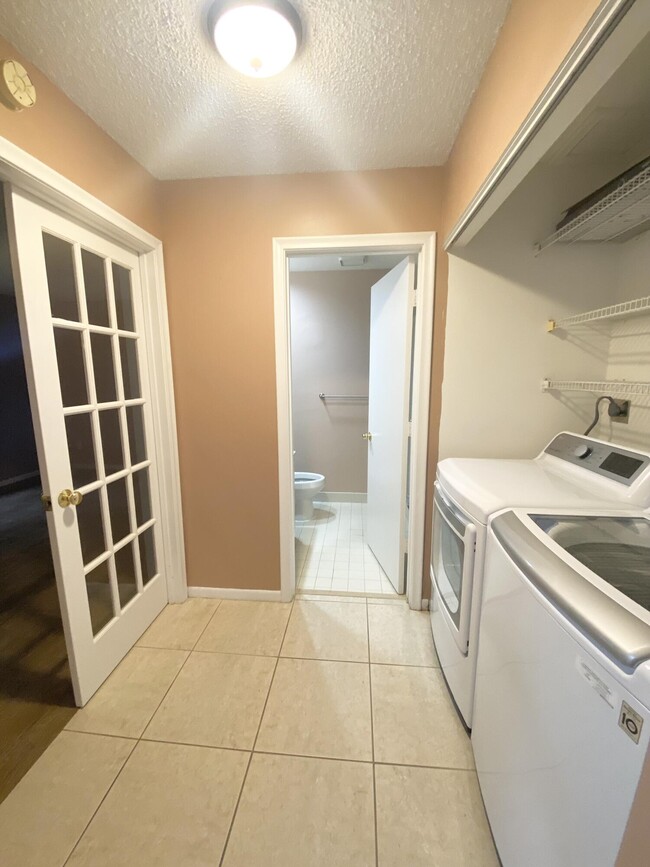 Building Photo - 5859 Fox Hollow Dr