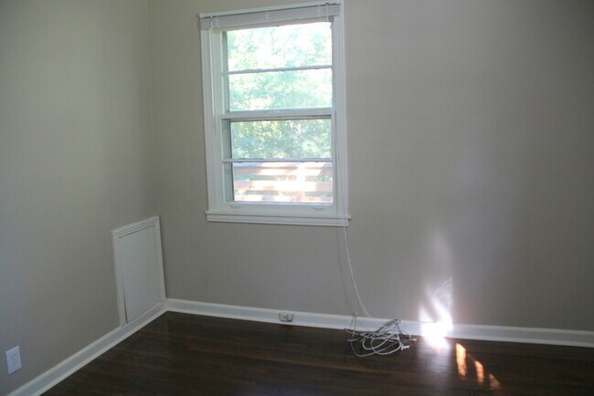 Building Photo - Donelson - Updated 2 bedroom 1 bath - tons of parking & storage!