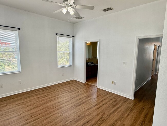 Building Photo - 1808 E Columbus Dr