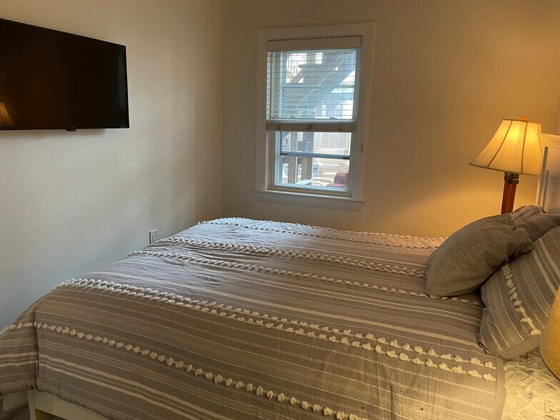 Building Photo - 86 Putnam St