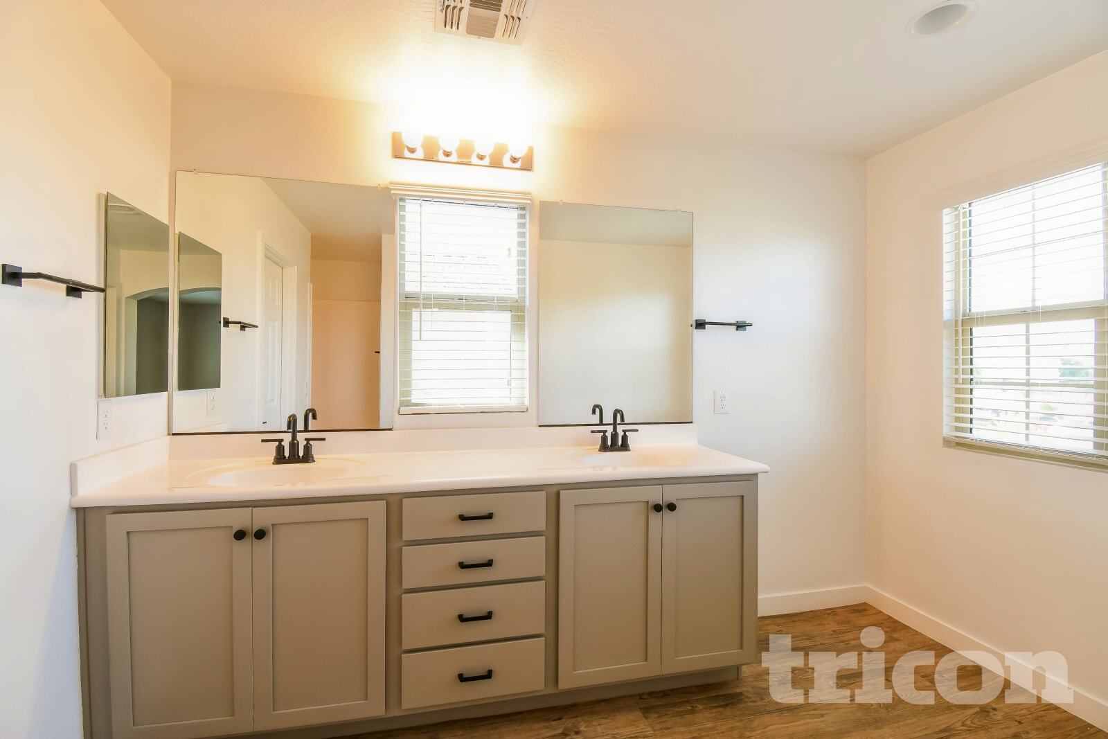 Building Photo - 4820 S Mole