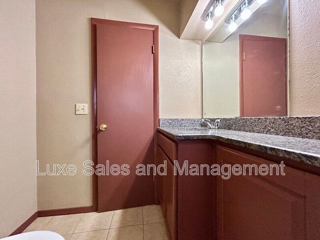 Building Photo - 605 Moraine Ave