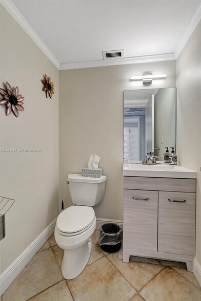 Building Photo - 3725 S Ocean Dr