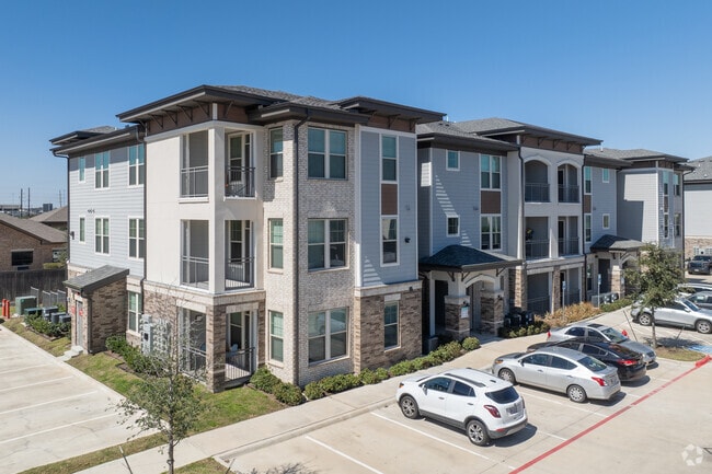 Building Photo - Lakecrest
