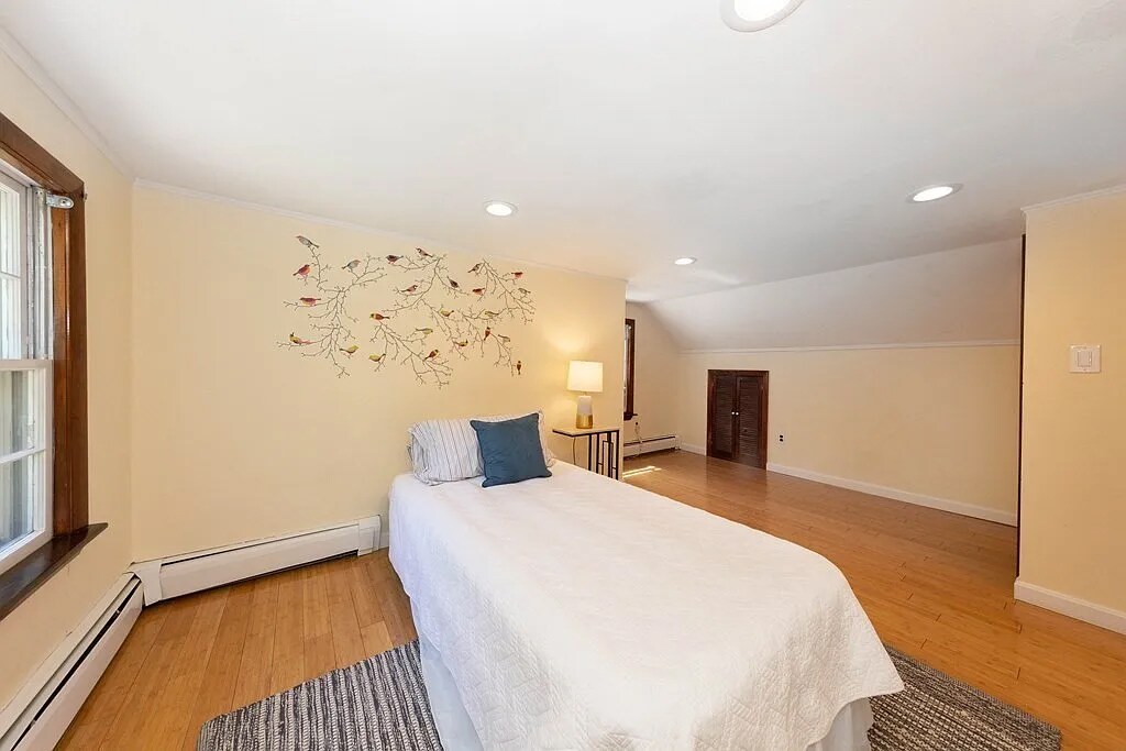 upstairs room 2 - 353 Washington St