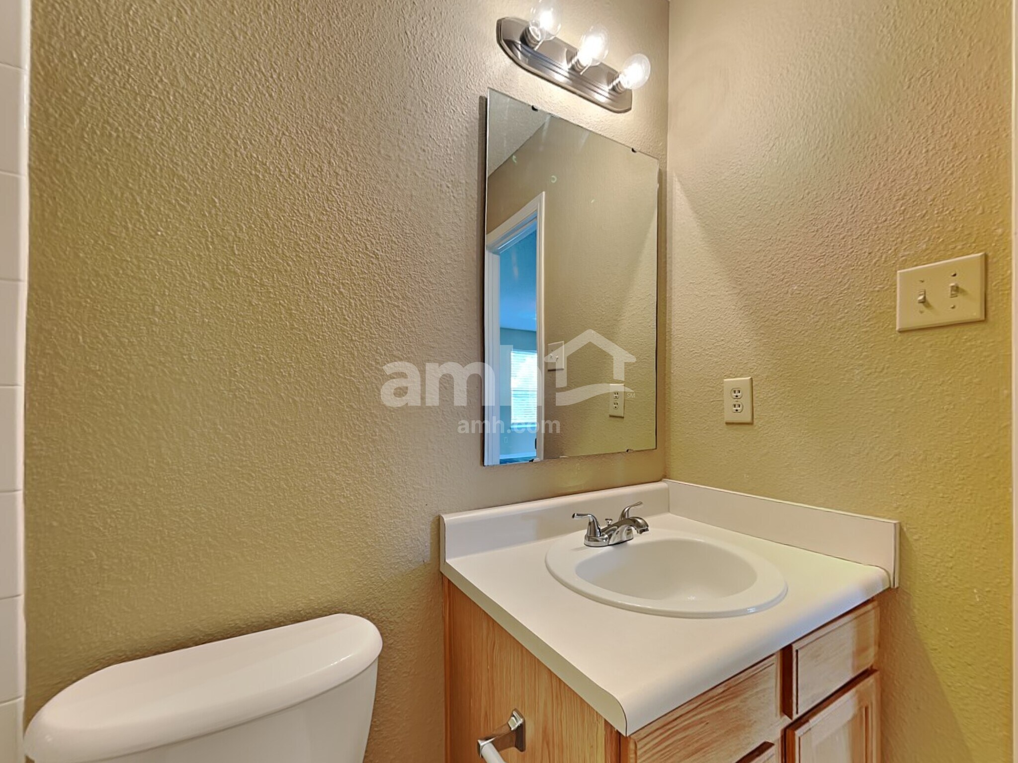 Building Photo - 14470 Forsythia Ln