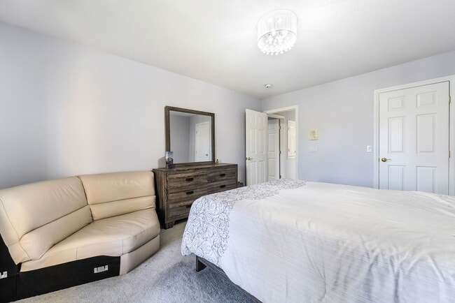 Building Photo - Luxury Living in Guard-Gated Royal Highlands!