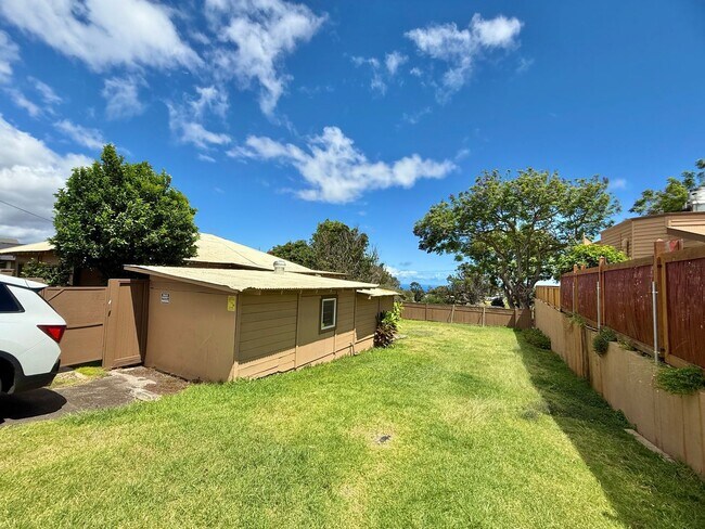 Building Photo - 3 Bedroom / 2 Bathroom Home with large yar...
