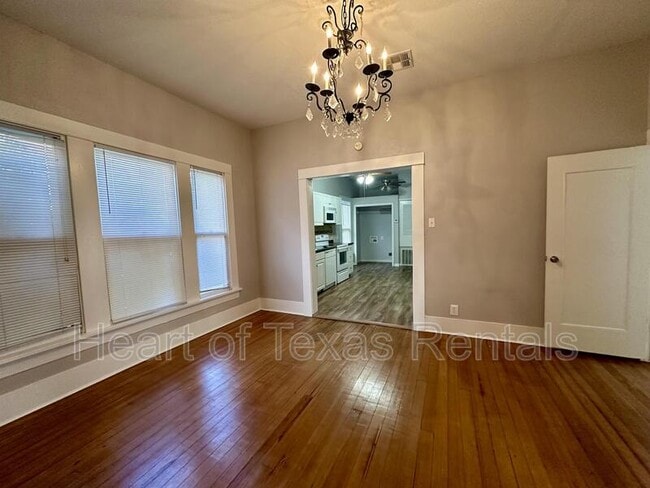 Building Photo - 609 Herring Ave