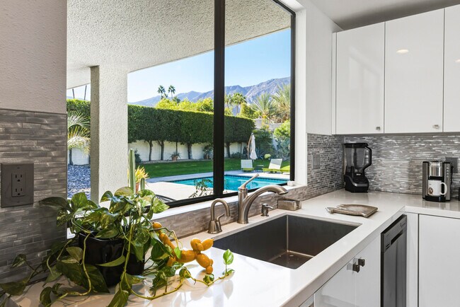 Building Photo - 1411 Via Isla