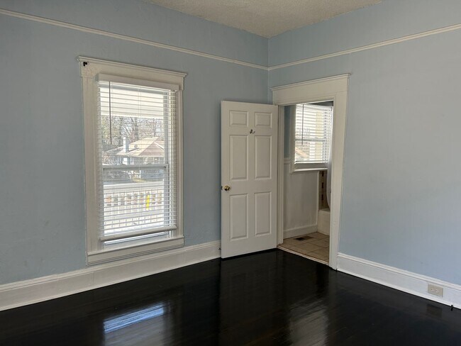 Building Photo - 823 Parkwood Ave