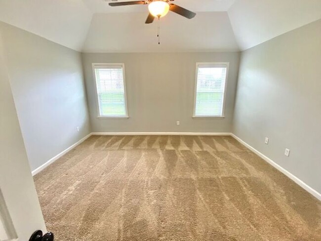 Building Photo - Move In Special! Half Off February Rent wi...