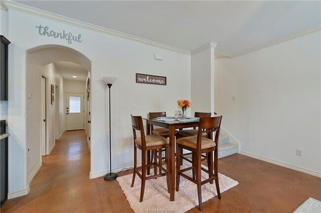 Building Photo - 4 Bed, 4 Bath Barracks Unit for August 202...