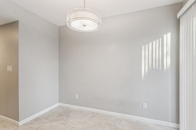 Building Photo - Beautiful 2 Bedroom