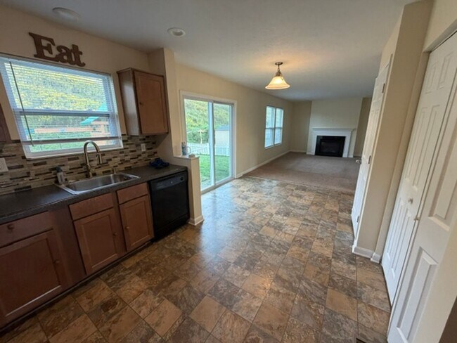 Building Photo - 422 Labrador Ln
