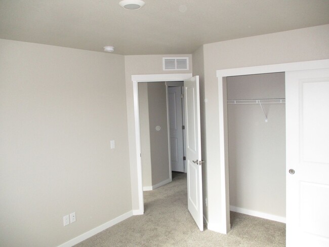 Building Photo - Brand New Berthoud Property facing the Mou...