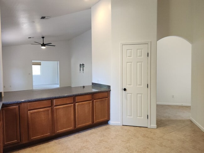 Building Photo - Amazing 2 bed + den / 2 baths in Stone Creek