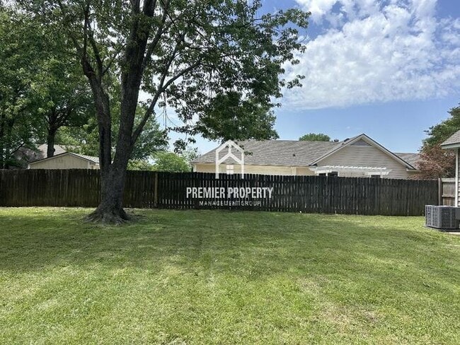 Building Photo - 6667 Amersham Dr