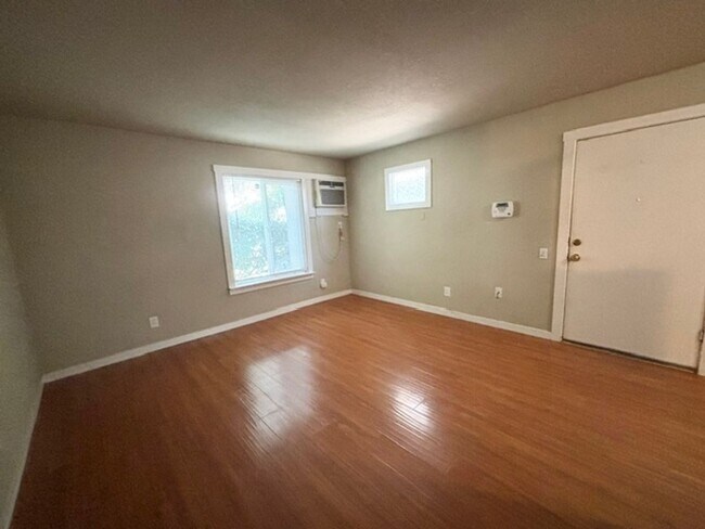 Building Photo - Charming 3 bed / 1 bath Apartment by Downtown