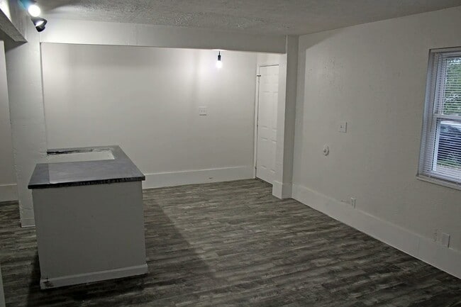 Building Photo - 527 Herbert St