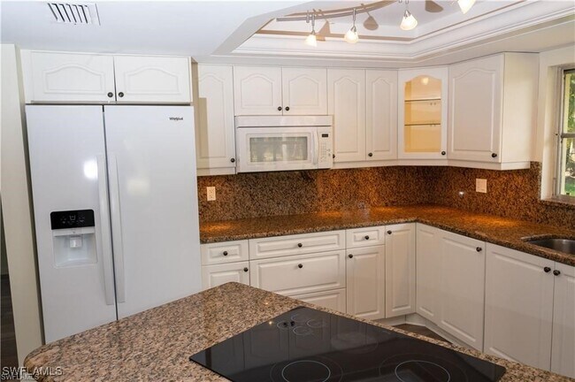 Building Photo - 5654 Eichen Cir