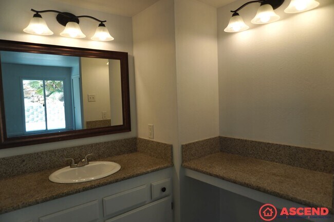 Building Photo - Cozy 3BD/2BA Home in Bakersfield's 93306 — Fully Equipped, Fireplace, Solar & All Pets Welcome!
