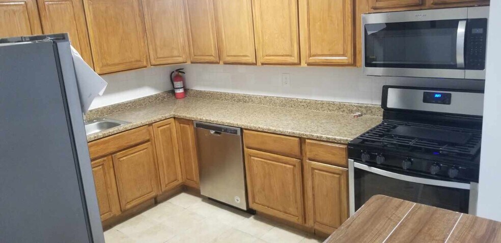 Building Photo - 307 College Dr