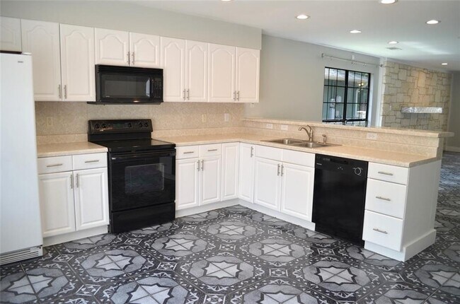 Building Photo - 6400 Santos St