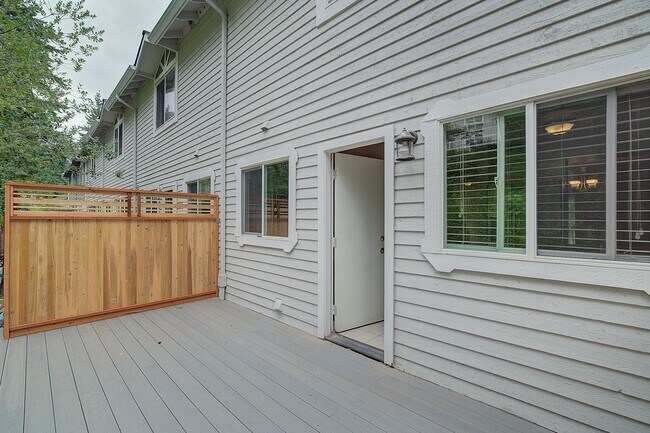 Building Photo - 2bd/2.5ba Woodinville Townhome