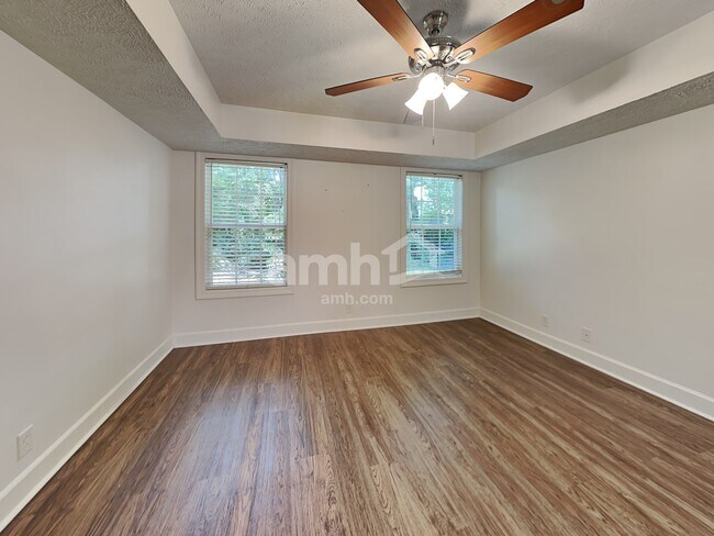 Building Photo - 2049 Aberdeen Cir