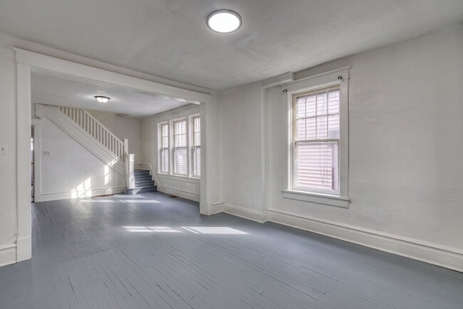 Building Photo - Spacious 3 Bedroom, 1.5 Bathroom with large Porch and Backyard