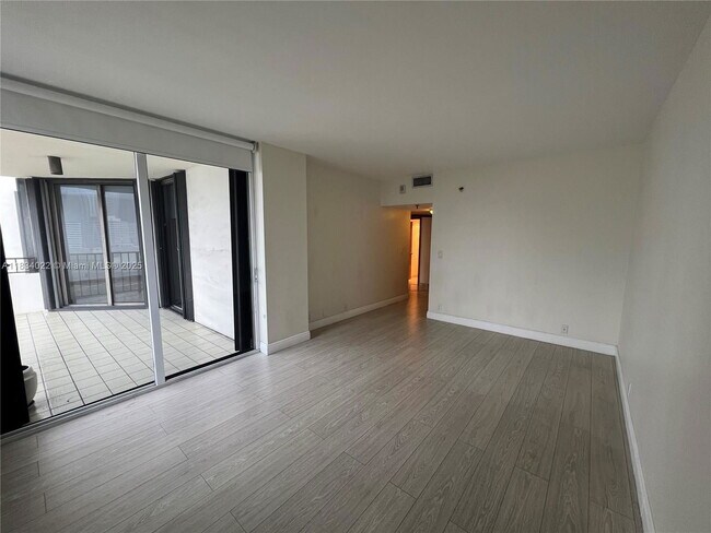 Building Photo - 520 Brickell Key Dr