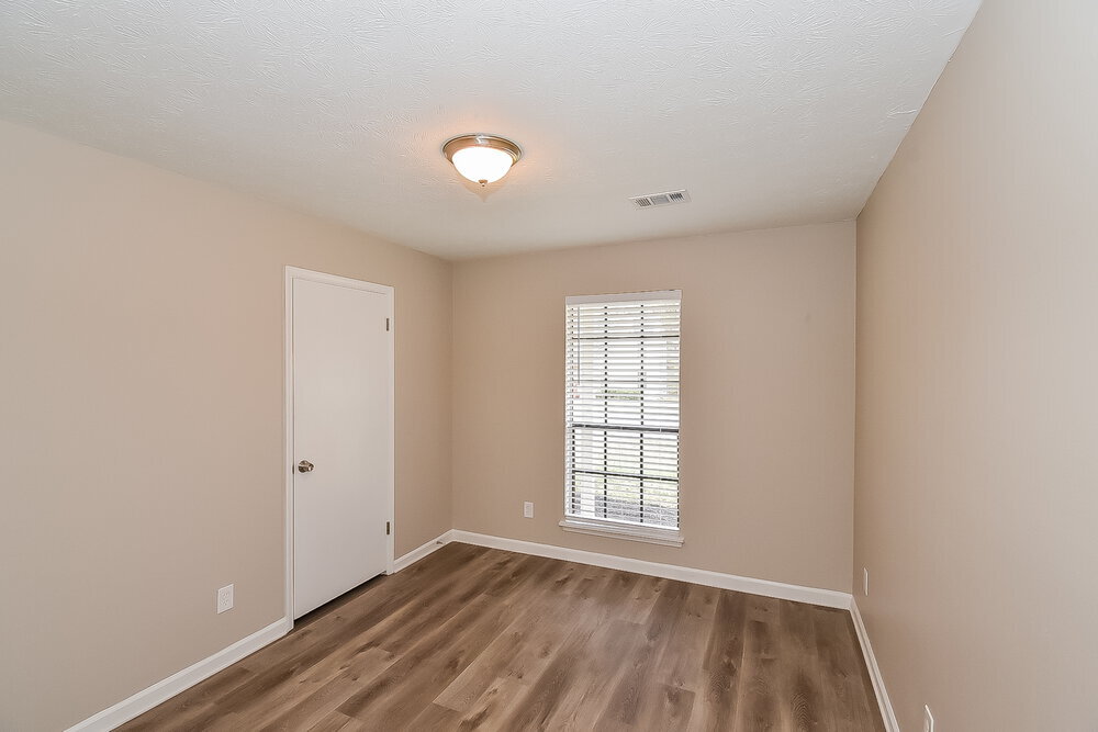 Building Photo - 306 River Chase Dr