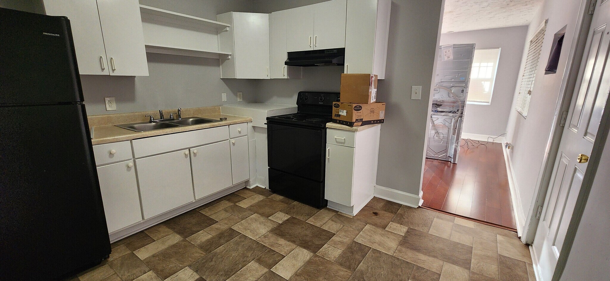 Building Photo - Room in Apartment on 8th St
