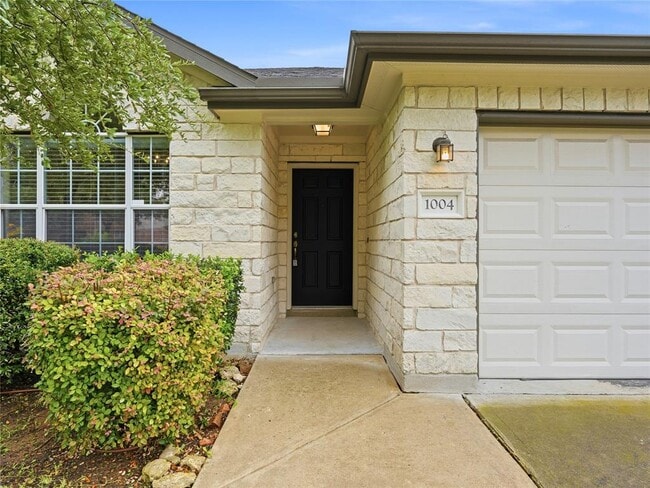 Building Photo - 1004 Downridge Dr