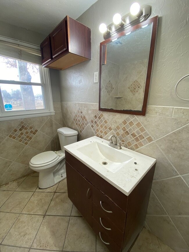 Building Photo - Spacious 3 Bedroom House