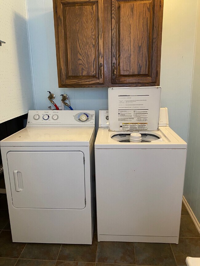 Building Photo - 3 bedroom - Hartsock